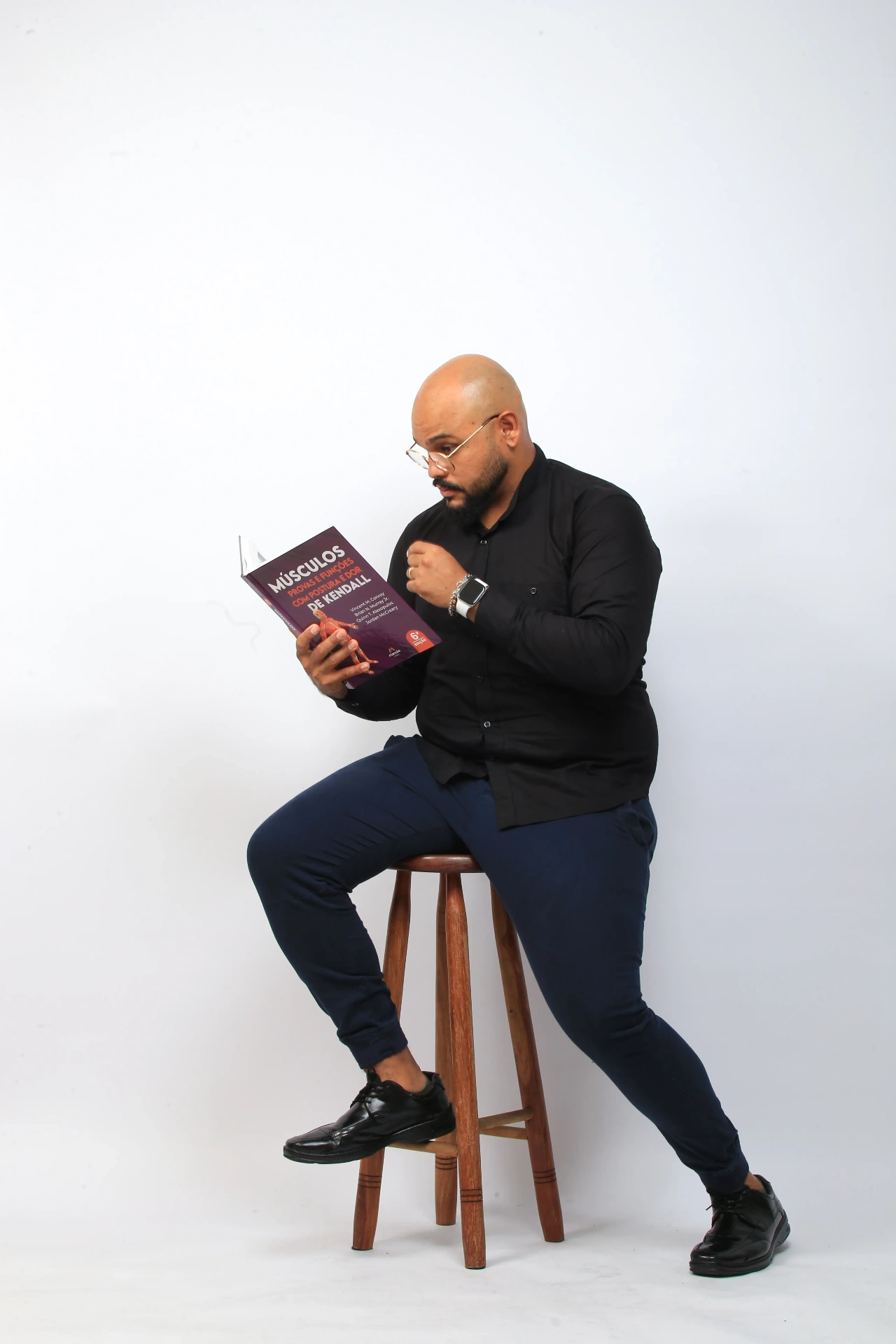 Dege Batista sentado lendo livro