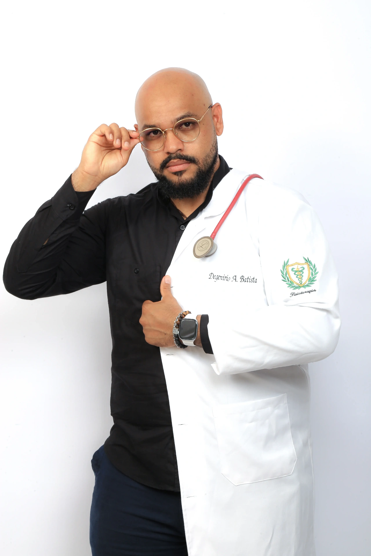 Dege Batista com jaleco ajustando óculos