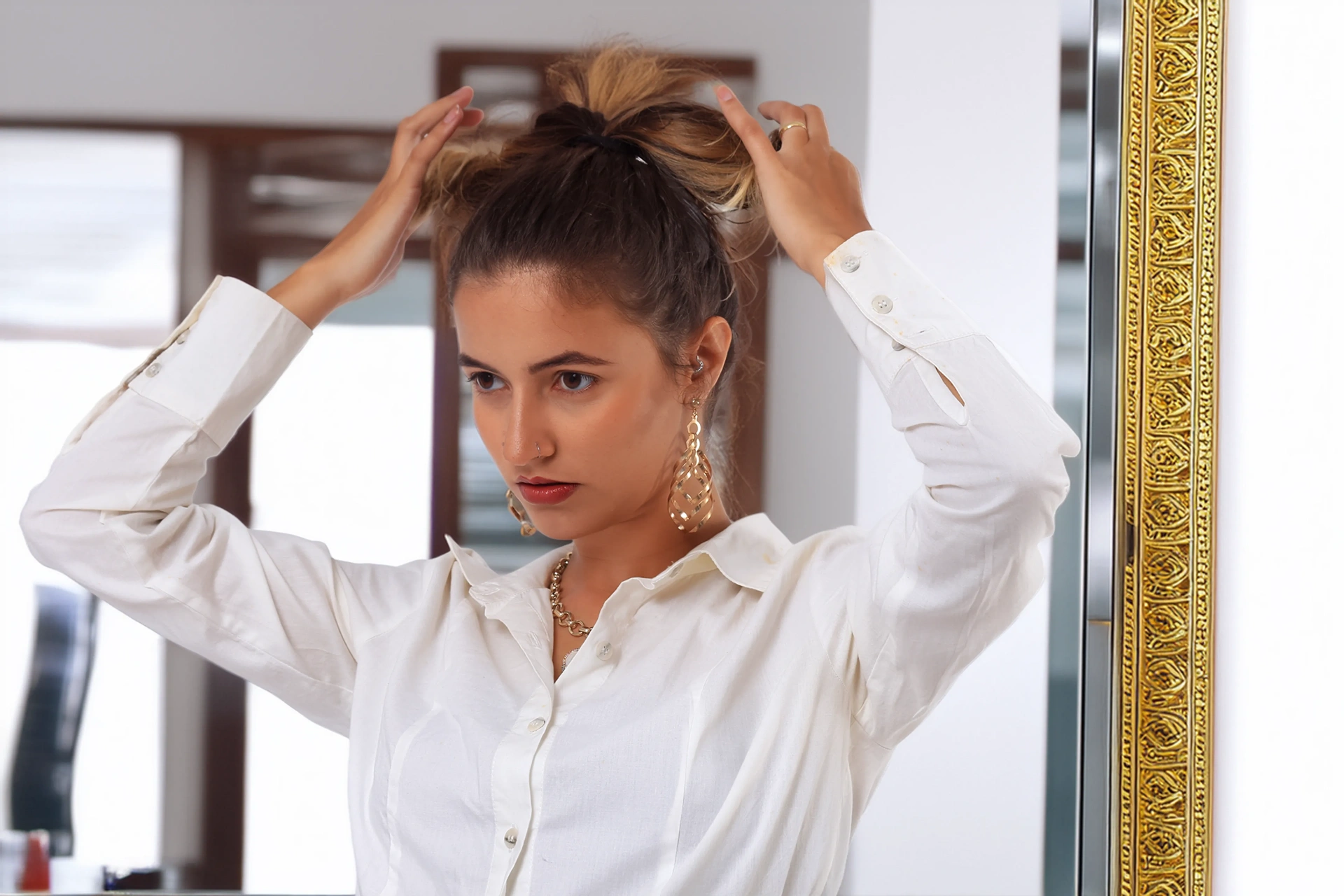 Leticia Hollup em frente ao espelho