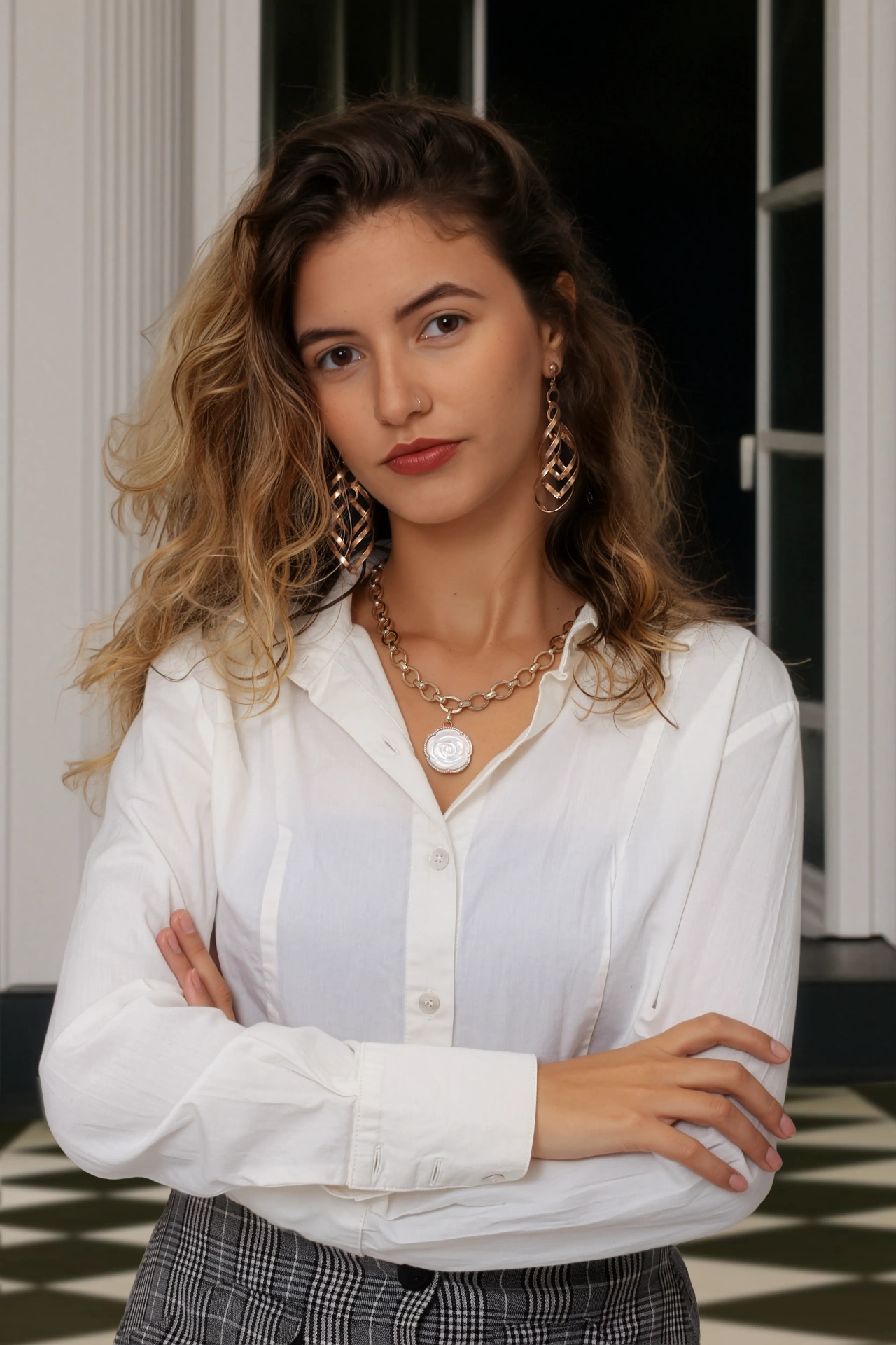 Leticia Hollup advogada de braços cruzados