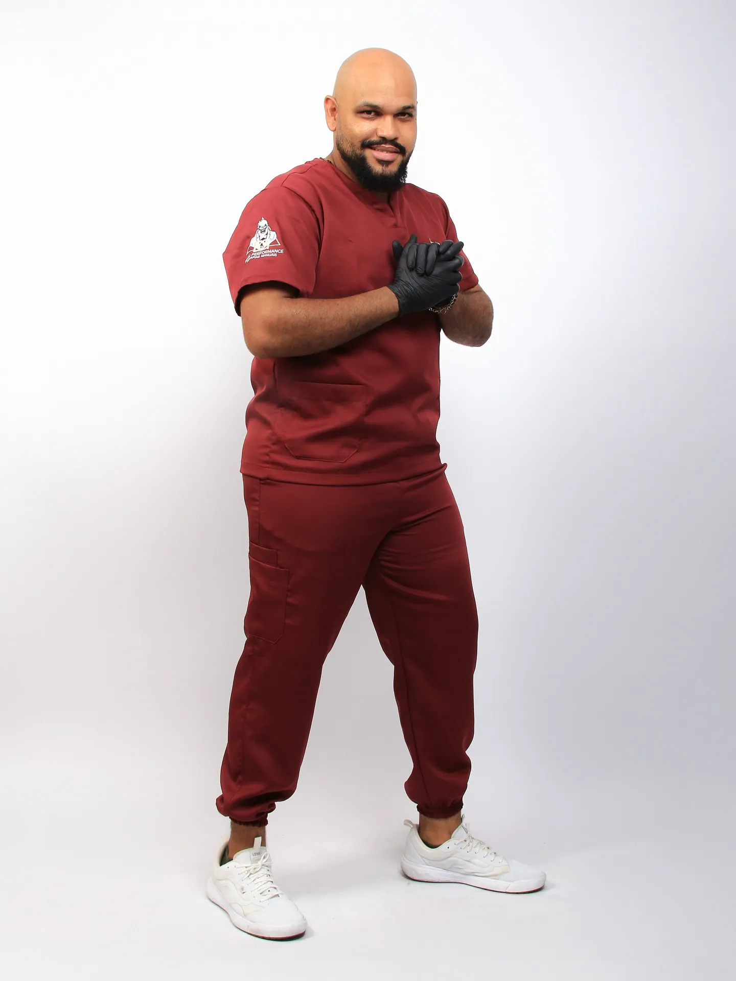 Dege Batista retrato profissional de corpo inteiro