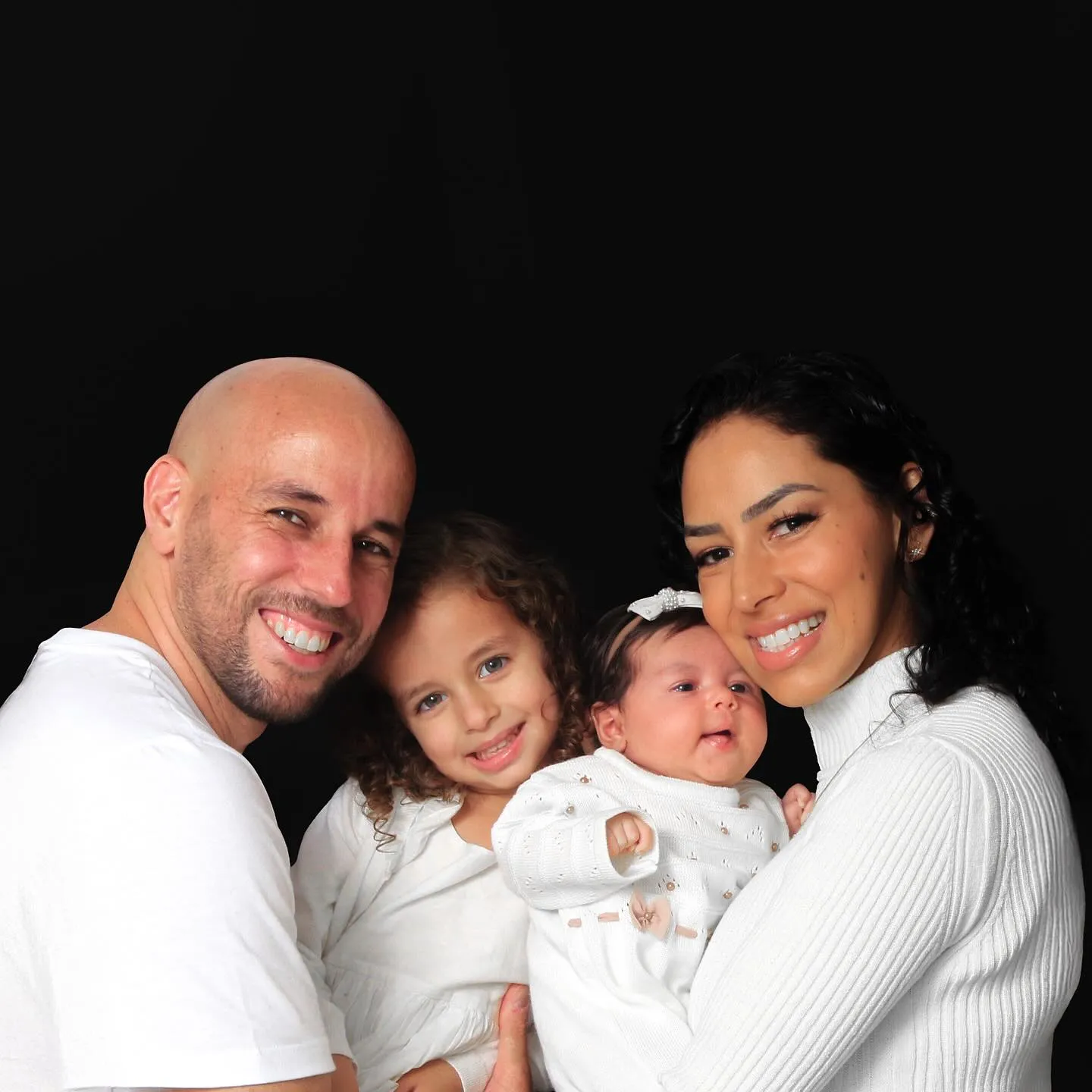 Família Beto e Larissa com a recém-nascida Lara