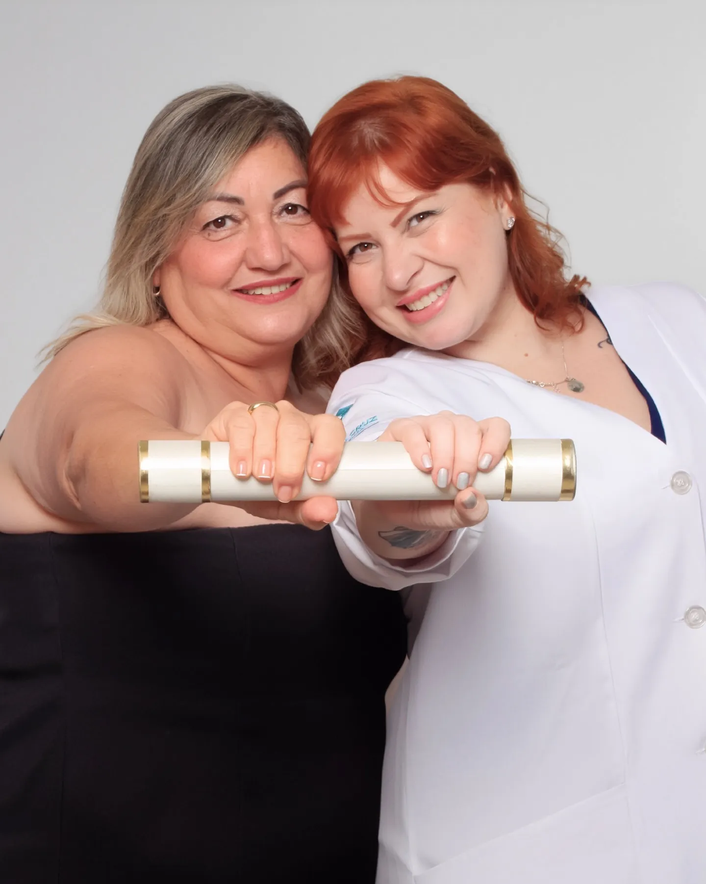 Sherilyn Brasil com a mãe segurando canudo