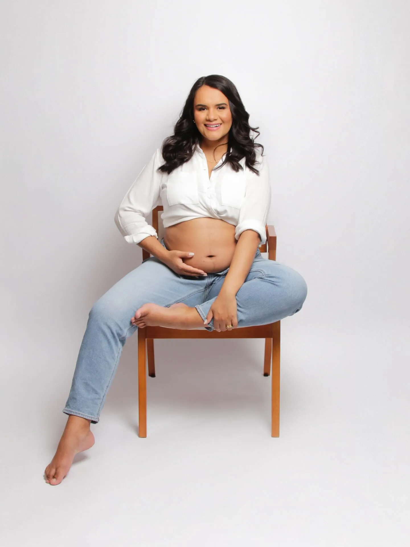 Adriana Lustosa sentada em cadeira