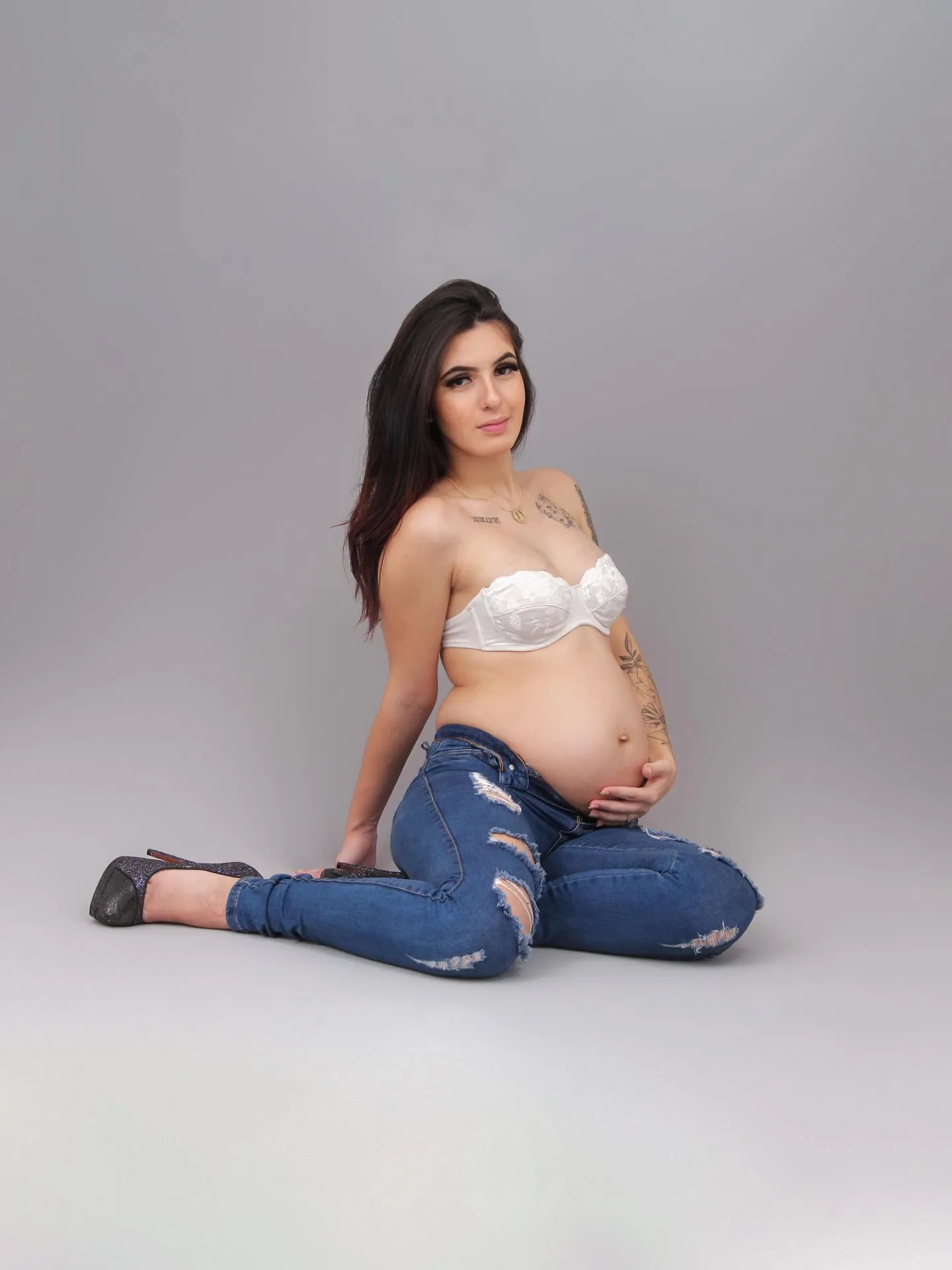 Julia Karine de joelhos em estúdio